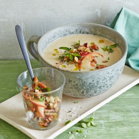 Maronensuppe mit Äpfeln und Majoran-Nüssen Maronensuppe mit Äpfeln und Majoran-Nüssen