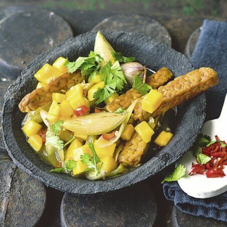 Tempeh mit Schalotten und Mango Tempeh mit Schalotten und Mango