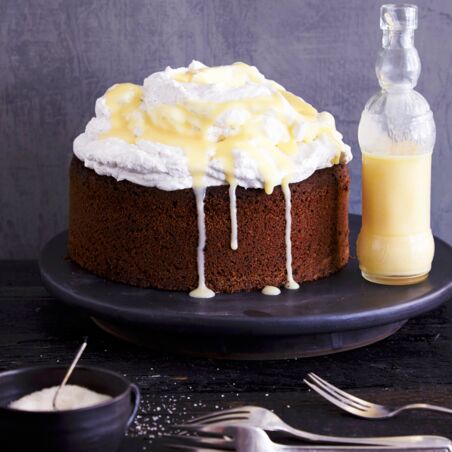 Walnusstorte mit Sahne und Eierlikör Walnusstorte mit Sahne und Eierlikör