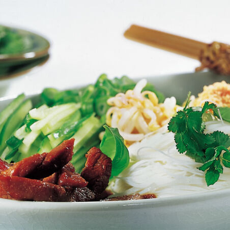 Reisnudeln mit würzigem Schweinefleisch Reisnudeln mit würzigem Schweinefleisch