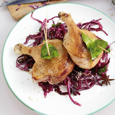 Knusprige Entenkeulen mit Rotkohlsalat Knusprige Entenkeulen mit Rotkohlsalat