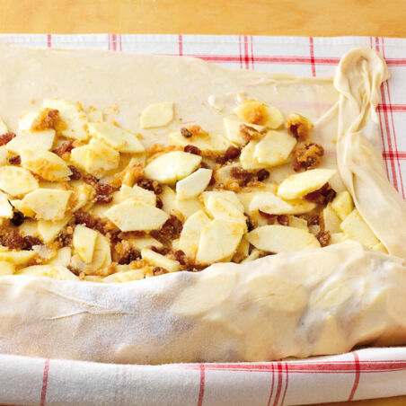 Ausgezogener Apfelstrudel Ausgezogener Apfelstrudel