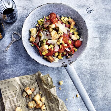 Bunte Gemüsepfanne mit Knusperbrot Bunte Gemüsepfanne mit Knusperbrot