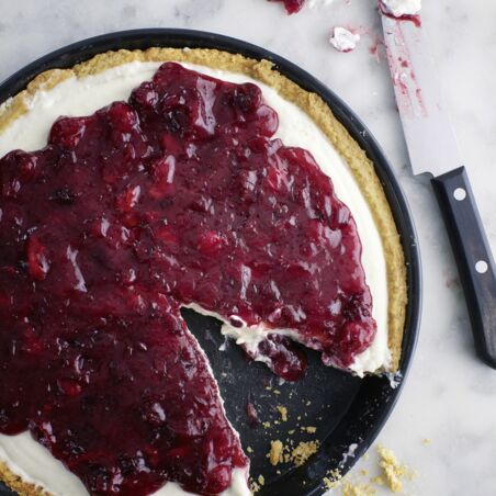 Dinkel-Tarte mit Joghurt-Mousse und Cranberrykompott