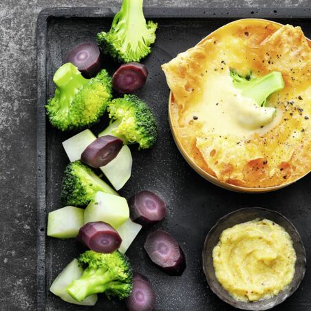 Ofenkäse mit Birnensenf und buntem Gemüse Ofenkäse mit Birnensenf und buntem Gemüse