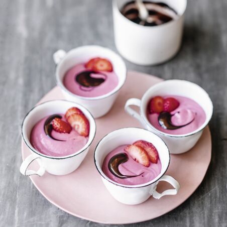 Erdbeercreme mit Schokosauce Erdbeercreme mit Schokosauce