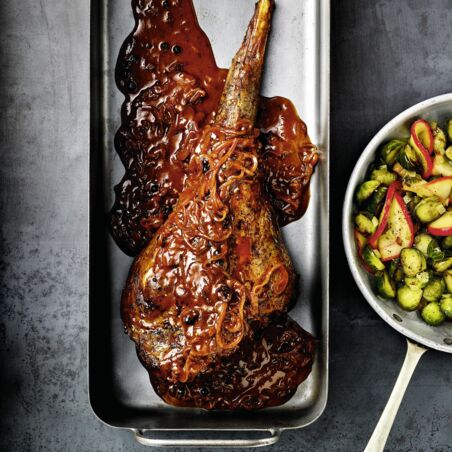 Zwiebelrehbraten mit Wacholder-Gin-Sauce und Rosenkohl-Apfel-Pfanne Zwiebelrehbraten mit Wacholder-Gin-Sauce und Rosenkohl-Apfel-Pfanne