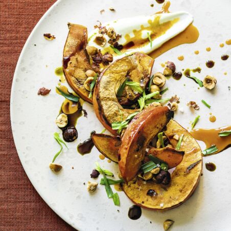 Ofenkürbis mit Haselnuss, Joghurt und Sanddorn Ofenkürbis mit Haselnuss, Joghurt und Sanddorn
