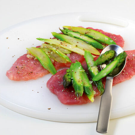 Schweinefleisch-Involtini auf Blattsalaten Schweinefleisch-Involtini auf Blattsalaten