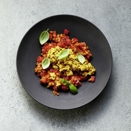 Linsen-Shakshuka mit Tofu-Rührei und Basilikum Linsen-Shakshuka mit Tofu-Rührei und Basilikum