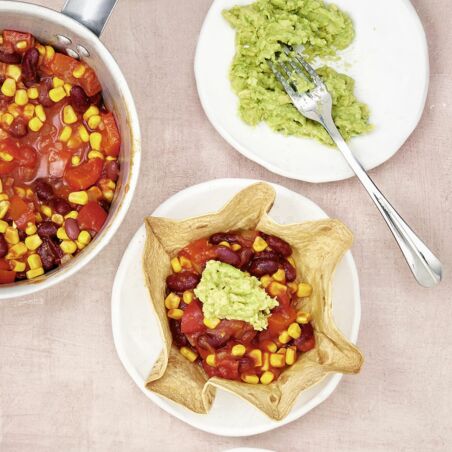 Veggie-Chili in Tortilla-Bowls