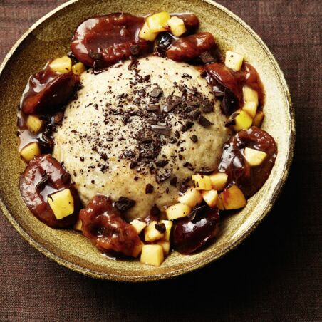 Nussige Dampfnudeln mit Zwetschgenkompott Nussige Dampfnudeln mit Zwetschgenkompott