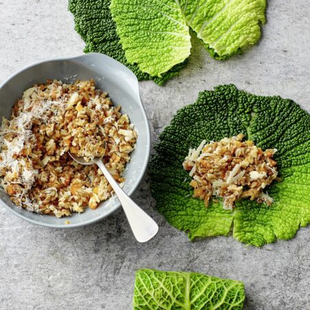 Wirsing-Päckchen mit Tomatensugo Wirsing-Päckchen mit Tomatensugo