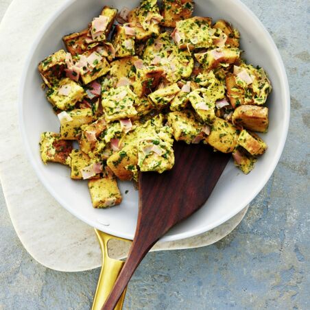 Brotwürfel mit Kräuter-Rührei Brotwürfel mit Kräuter-Rührei