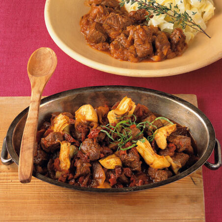 Rindergulasch mit Artischocken Rindergulasch mit Artischocken