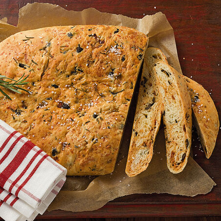 Focaccia mit Käse und Oliven Focaccia mit Käse und Oliven