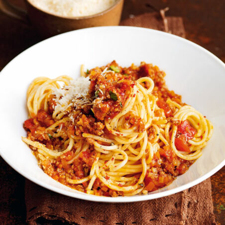 Spaghetti Bolognese mit frischem Basilikum