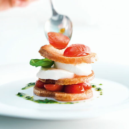 Caprese-Türmchen mit Crostini-Chips Caprese-Türmchen mit Crostini-Chips
