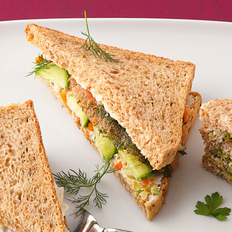 Tramezzini mit Lachs und Gemüse Tramezzini mit Lachs und Gemüse