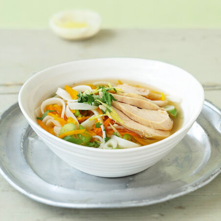 Ingwer-Zitronen-Suppe mit Huhn & Reisbandnudeln