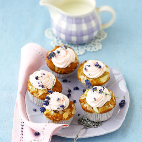 Apfel-Cupcakes mit Lavendelsahne