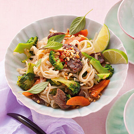 Asiatische Bratnudeln mit Rindfleisch und Brokkoli Asiatische Bratnudeln mit Rindfleisch und Brokkoli