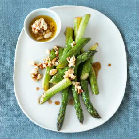 Gebratener Spargel mit Nuss-Salsa Gebratener Spargel mit Nuss-Salsa