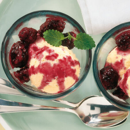 Vanilleeis mit heißen Brombeeren Vanilleeis mit heißen Brombeeren