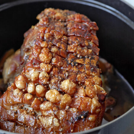Schweinebraten mit knuspriger Kruste in Biersauce Schweinebraten mit knuspriger Kruste in Biersauce