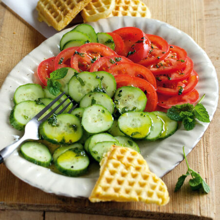 Tomaten-Gurken-Salat mit Minzedressing
