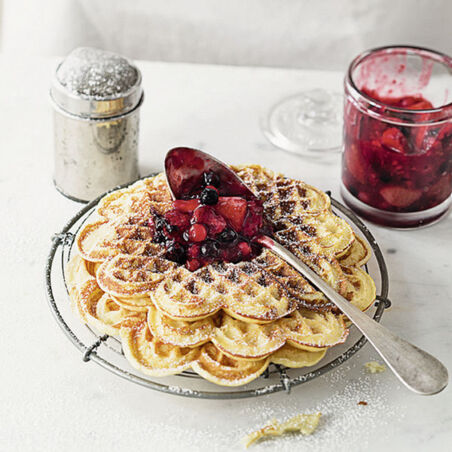 Brandteigwaffeln mit Beerengrütze Brandteigwaffeln mit Beerengrütze