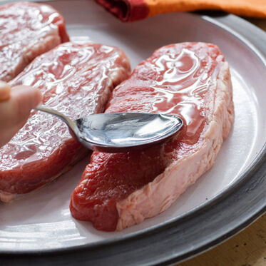 Pfeffersteak mit Kräuterbutter Pfeffersteak mit Kräuterbutter