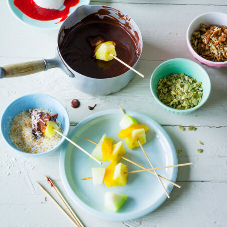 Schokofondue mit Fruchtspießchen Schokofondue mit Fruchtspießchen