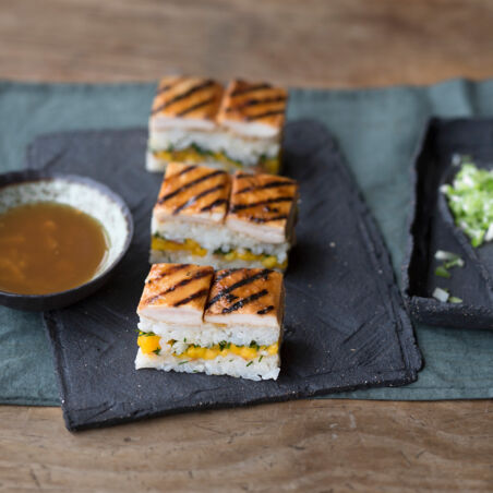 Oshi mit Yakitori-Hühnchen Oshi mit Yakitori-Hühnchen