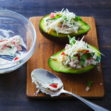 Avocadohälften mit Frischkäsefüllung Avocadohälften mit Frischkäsefüllung