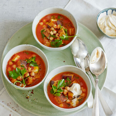 Tomaten-Kichererbsen-Topf mit Sumach-Joghurt Tomaten-Kichererbsen-Topf mit Sumach-Joghurt
