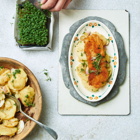 Ausgebackene panierte Fischfilets mit Kartoffelsalat