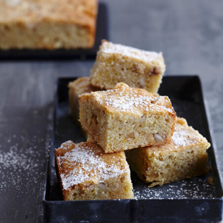 Muskat-Blondies mit Paranüssen Muskat-Blondies mit Paranüssen