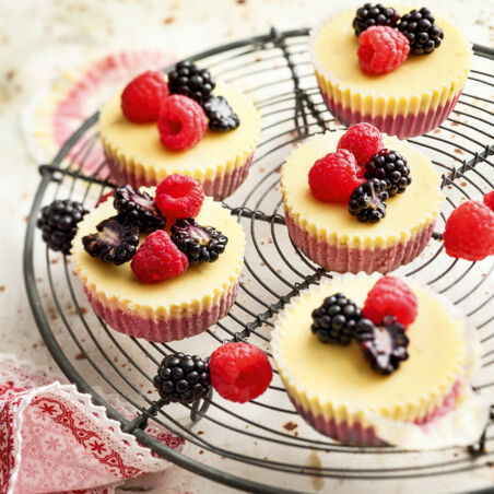 Minicakes mit frischen Beeren Minicakes mit frischen Beeren