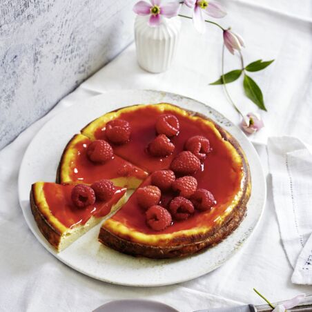 Mini-Ricotta-Kuchen mit Vanille, Safran und Beerencoulis Mini-Ricotta-Kuchen mit Vanille, Safran und Beerencoulis