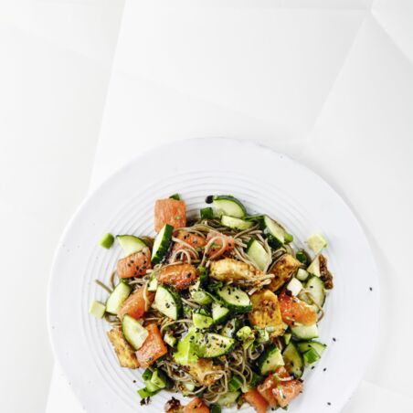 Japanischer Otsu-Salat mit Soba-Nudeln Japanischer Otsu-Salat mit Soba-Nudeln