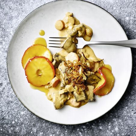 Herz mit karamellisierten Äpfeln und gebratenen Zwiebeln Herz mit karamellisierten Äpfeln und gebratenen Zwiebeln
