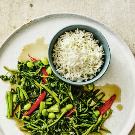 Wasserspinat in der Feuerpfanne Wasserspinat in der Feuerpfanne
