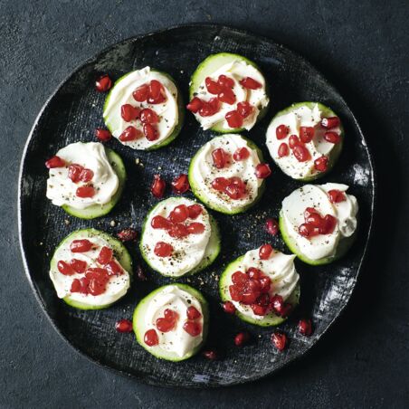 Gurkenhappen mit Granatapfel Gurkenhappen mit Granatapfel