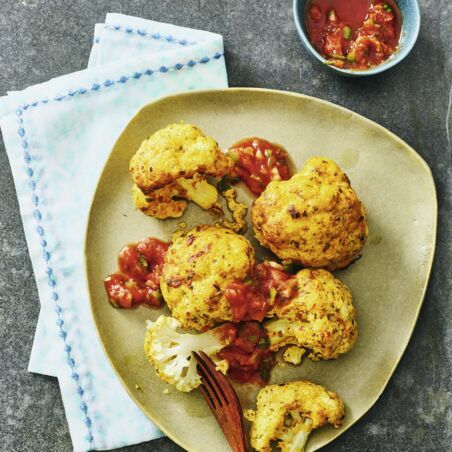 Blumenkohl-Shawarma-Bites mit Tomaten-Paprika-Dip Blumenkohl-Shawarma-Bites mit Tomaten-Paprika-Dip
