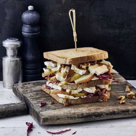 Club-Sandwiches mit Birne, Radicchio und Brie Club-Sandwiches mit Birne, Radicchio und Brie
