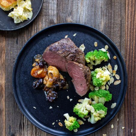 Hirsch-Steaks-Dörrobstsauce-Utagleiser-Photography-5045