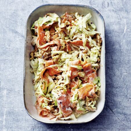 Weißkohlsalat mit Möhren und Nüssen Weißkohlsalat mit Möhren und Nüssen