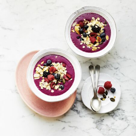 Beeren-Smoothie-Bowl mit Kernen Beeren-Smoothie-Bowl mit Kernen