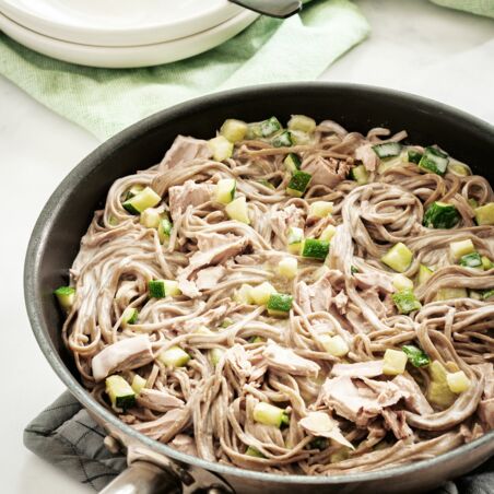 Buchweizennudeln mit cremiger Zucchini-Thunfisch-Sauce Buchweizennudeln mit cremiger Zucchini-Thunfisch-Sauce